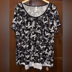 LuLaRoe Bat Print Top | Black & Gray Halloween Tee | Size 2XL